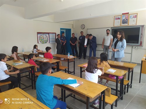 Kaymakamımız Sayın Pınar UZ  İlçemiz Atatürk İlkokulu ve Ortaokulunda  Öğrencilere Karne Dağıttı